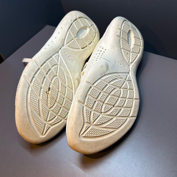 Crocs Literide Sneaker, size 7 - Picture 4 of 4